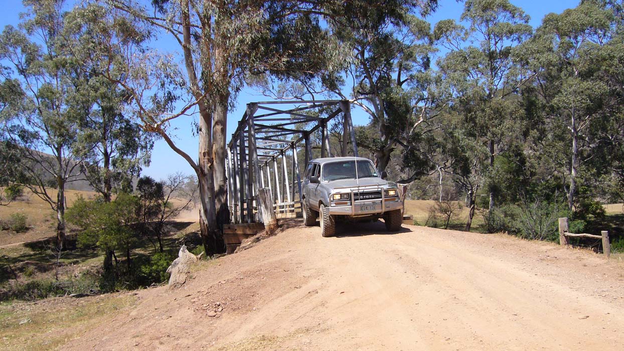 04-Homer crosses Kingswell Bridge