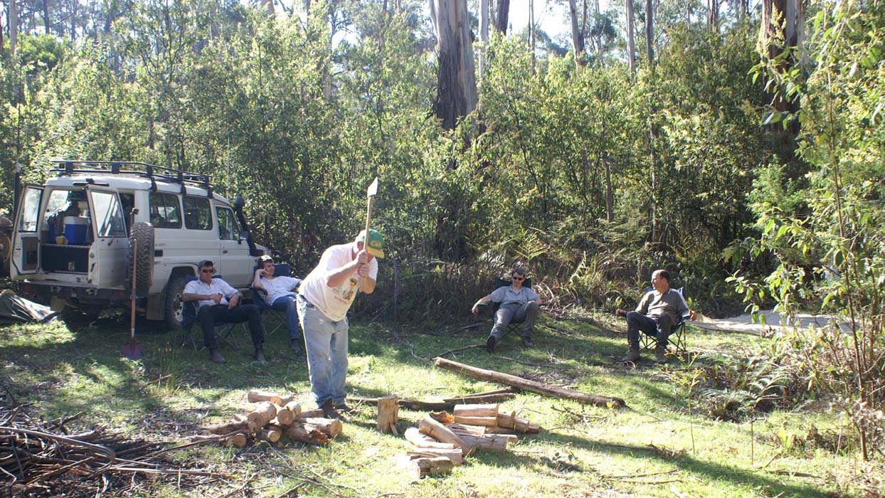 20-Marty shows his bushman skills to the relaxing convoy