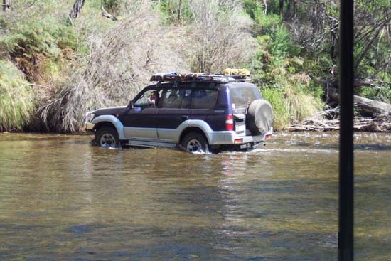 16-Smurff drives the Murray river from NSW to Victoria