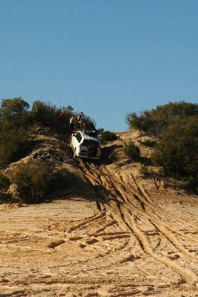 06-Moredust struggles to rise up the sand dune!