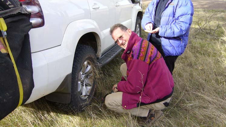 21-Laurie Y & Robyne check their tyres